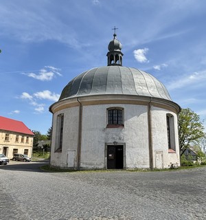 Volně přístupný kostel ve tvaru rotundy uprostřed náměstí v Levíně